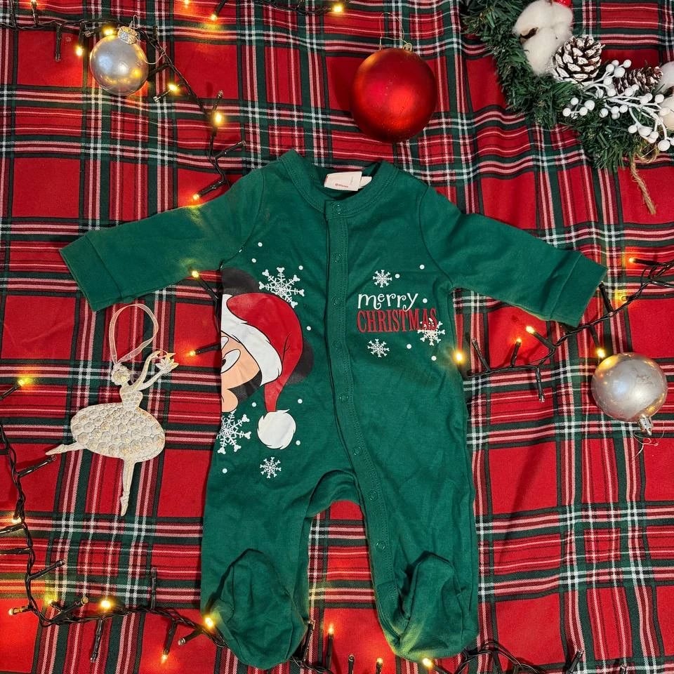 Чоловічок бавовняний зелений «Merry Christmas» (Міккі в шапці) — фото 1